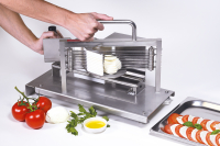 Taglia mozzarella caprese